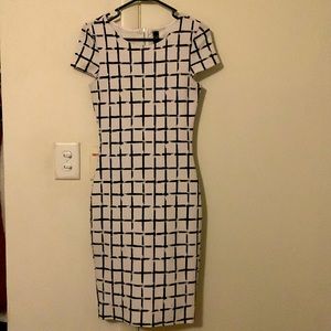 LAST CHANCE Short sleeve Black and white window-pane midi dress